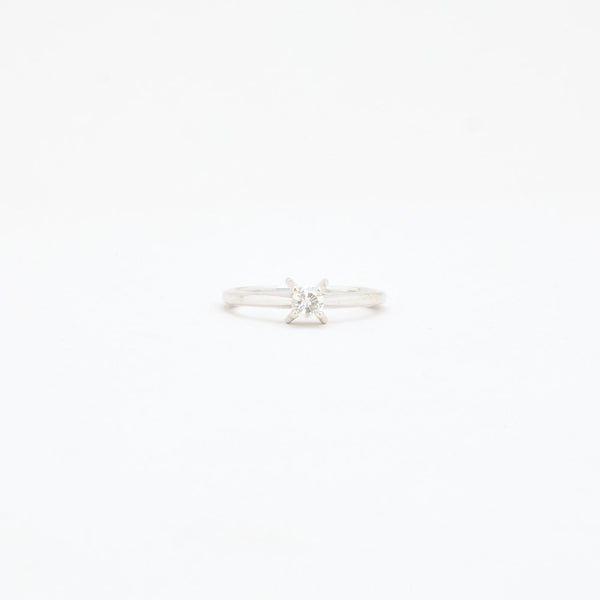 Antik solitairering i 18K hvidguld med en diamant (0,27 ct), str 54