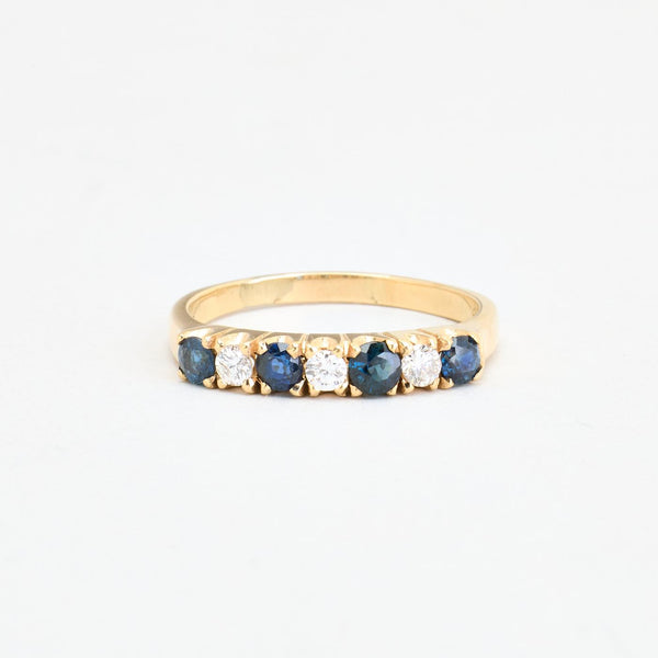 Alliancering i 14K guld med 3 diamanter (0,25 ct) og en blå safir, str 60