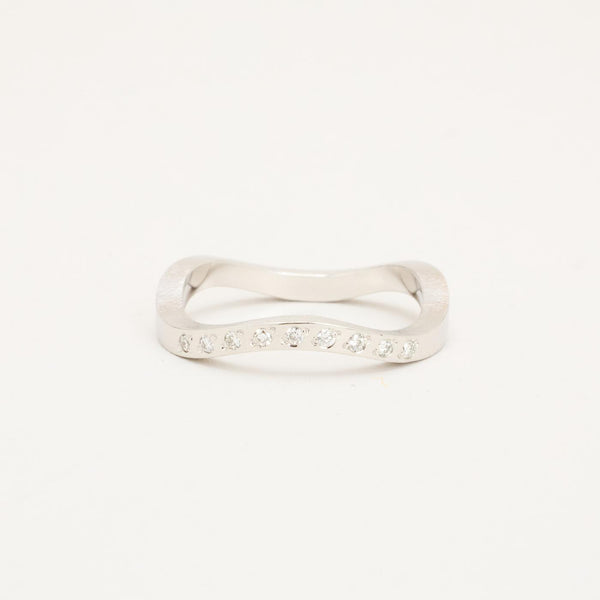 Organisk båndring i 14K hvidguld med diamanter (0.06 ct), Str. 55