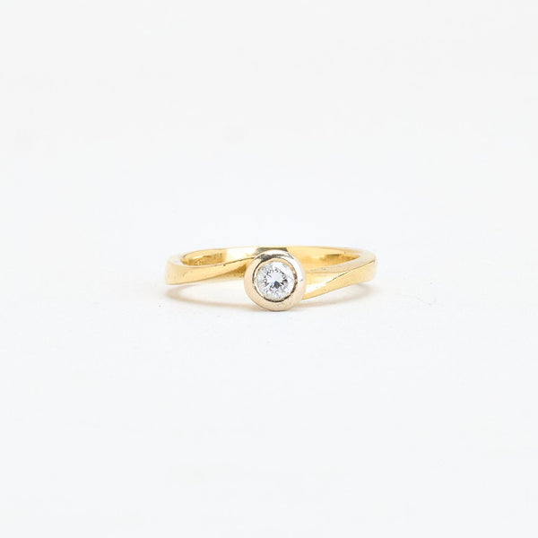 Snoede solitairering i 18K guld med en diamant (0,10 ct), str 53, 4,13 g