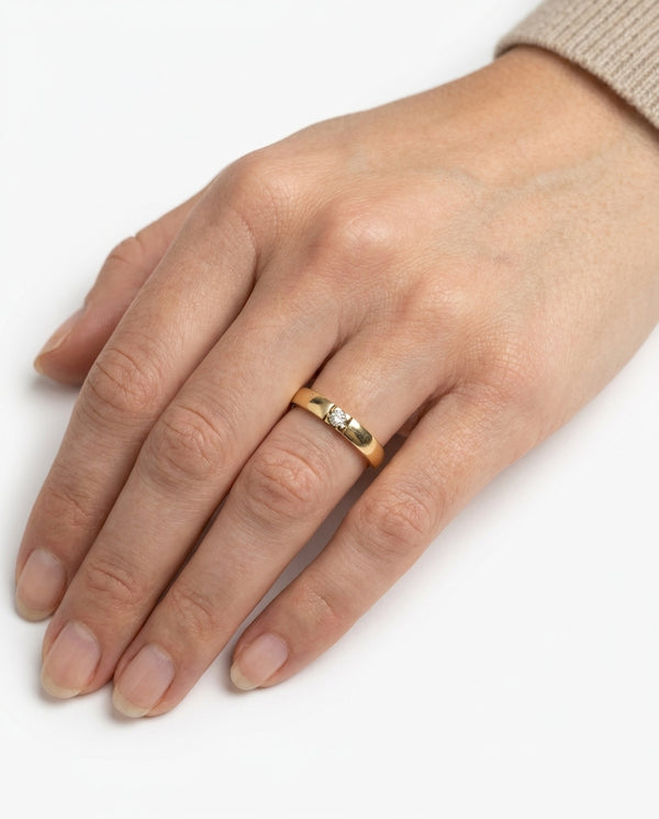 Alliancering i 8K guld med en diamant (0,04 ct), str 57