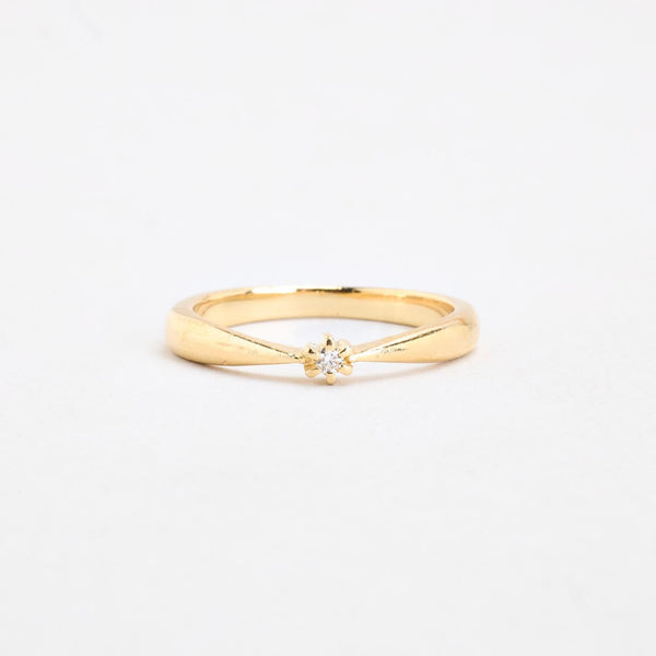 Klassisk solitairering i 14K guld med en diamant (0,03 ct), str 56