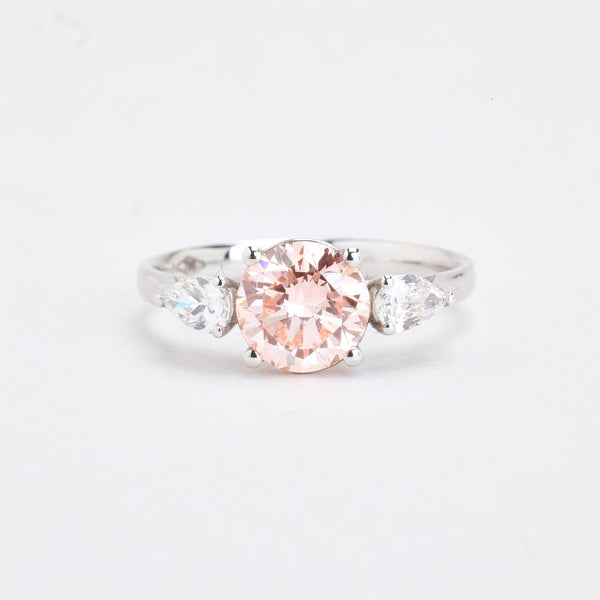 Moderne Trestensring i 18K hvidguld med en fancy pink lab-grown diamant (1,31 ct), str. 54