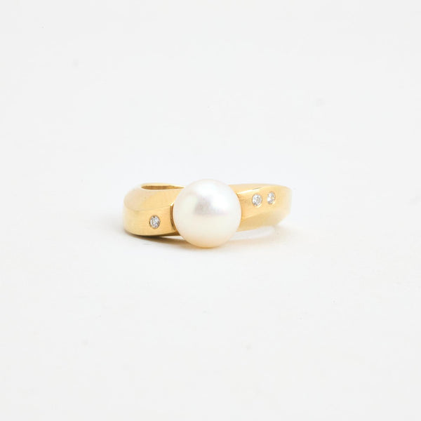 Asymmetrisk perlering i 14K guld med 3 diamanter (0,03 ct), str 55
