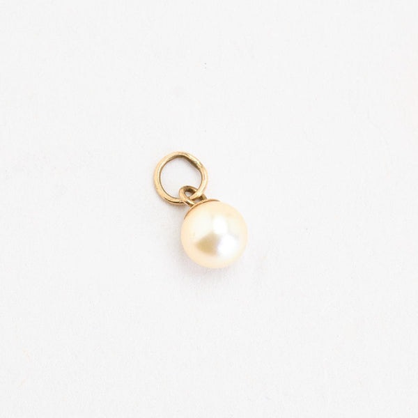 Charm i 8K guld med en hvid perle, 1 cm