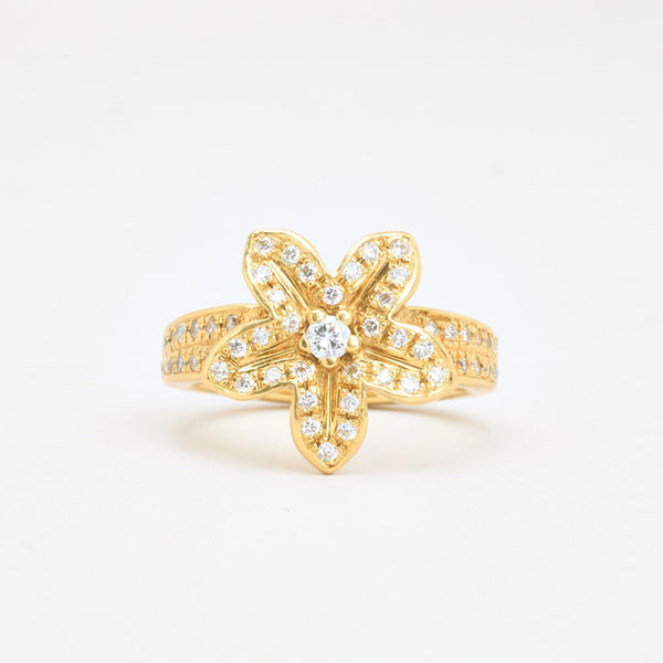 Blomsterring i 18K guld med 27 diamanter (0,36 ct), str 56, 10,38 g
