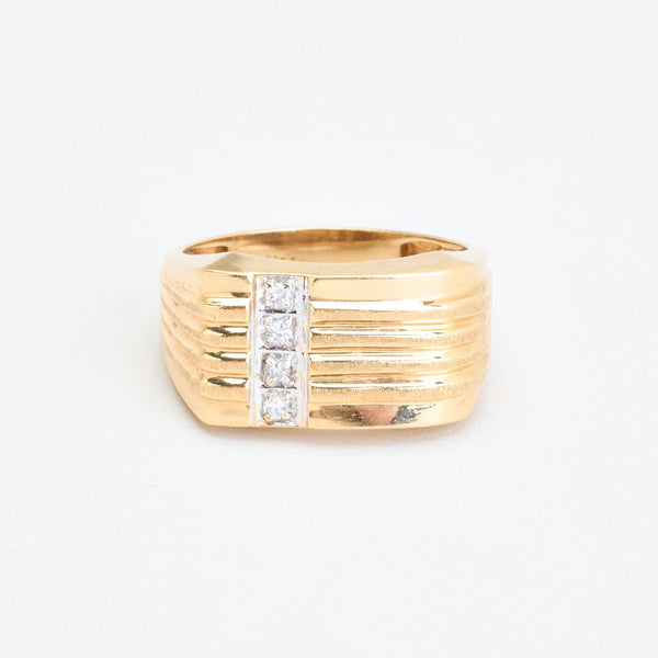 Mønstret signetring i 9K guld og hvidguld med diamanter (0,04 ct), str 55