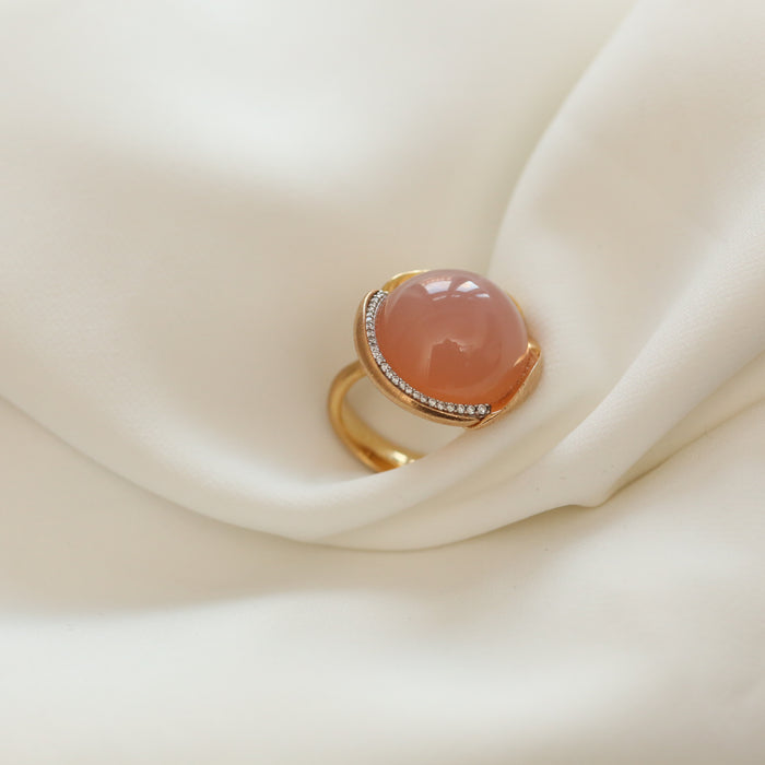 Ole Lynggaard Ring med diamant (0.15 ct) i 18 karat med en lyserød kalcedon, str. 54