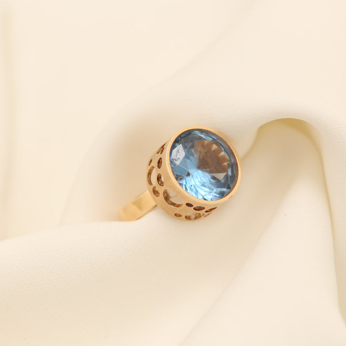 Statement ring i 14 karat med en blå topas, str. 54