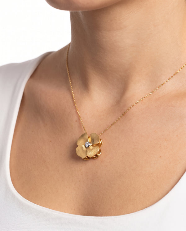 Ole Lynggaard Anemone Perlelås i 14K guld og hvidguld med diamanter (0,10 ct), 2,2 cm