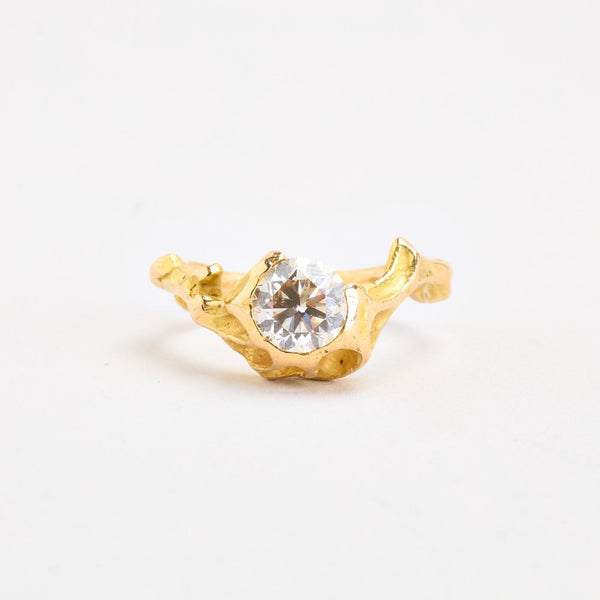 Organisk solitairering i 18K guld med en diamant (1 ct), str 52