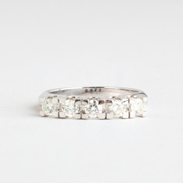 Klassisk femstensring i 18K hvidguld med diamanter (0,60 ct), str 55
