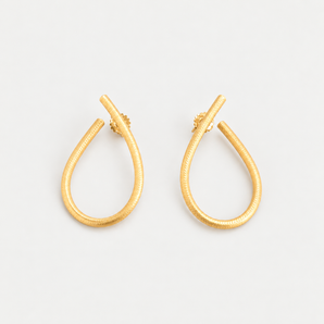 Marianne Dulong Kharisma Ørehængere i 18K guld, 3 cm,
