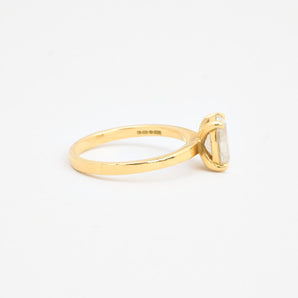 Oval solitairering i 14K guld med en labgrown diamant (1,22 ct), str 51