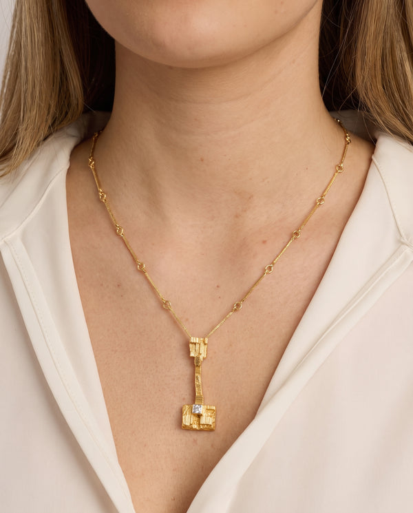 Geometrisk collier i 18K guld med en diamant (0,02 ct), 42,5 cm