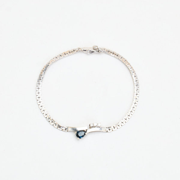 Armbånd i 14K hvidguld med hvide sten og en blå sten, 18,5 cm