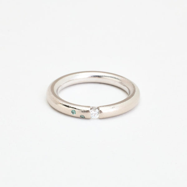 Matteret alliancering i 14K hvidguld med diamanter (0,06 ct), str 58