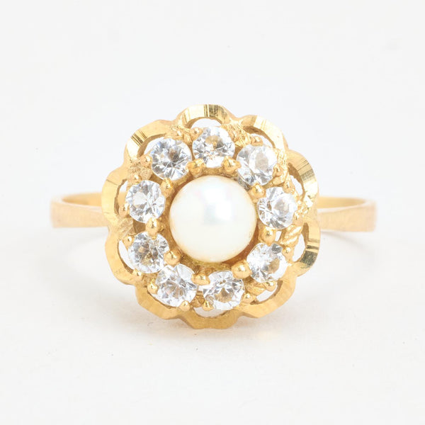 Blomsterring i 14K guld med en perle og hvide sten, str 60