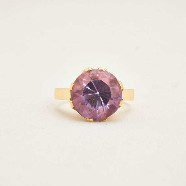 Cocktail ring i 14K guld med en lilla sten, str 53