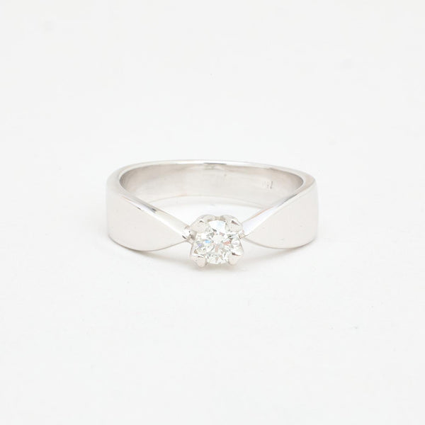 Klassisk solitairering i 18K hvidguld med en diamant (0,24 ct), str 51