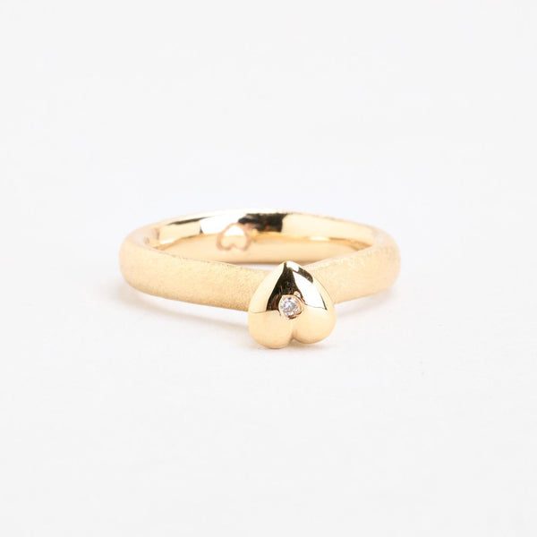 Matteret hjertering i 14K guld med en diamant (0,01 ct), str 56