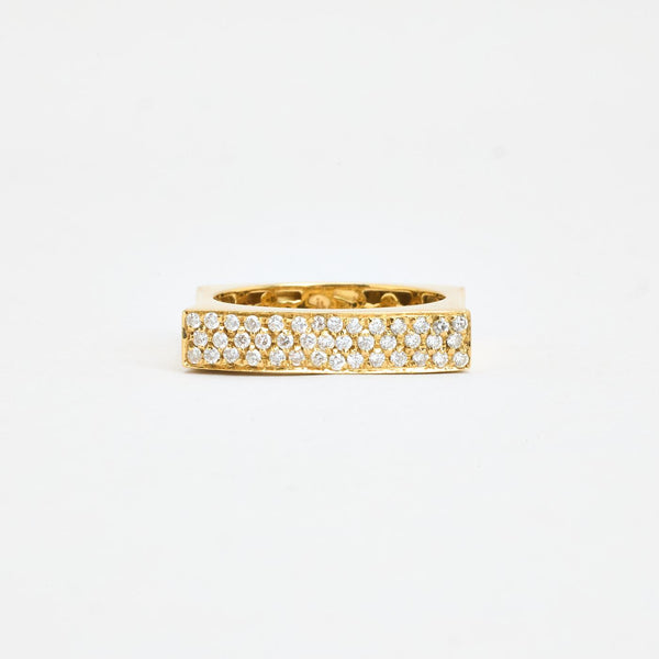 Geometrisk pavéring i 18K guld med 41 diamanter (0,36 ct), str 61, 7,65 g