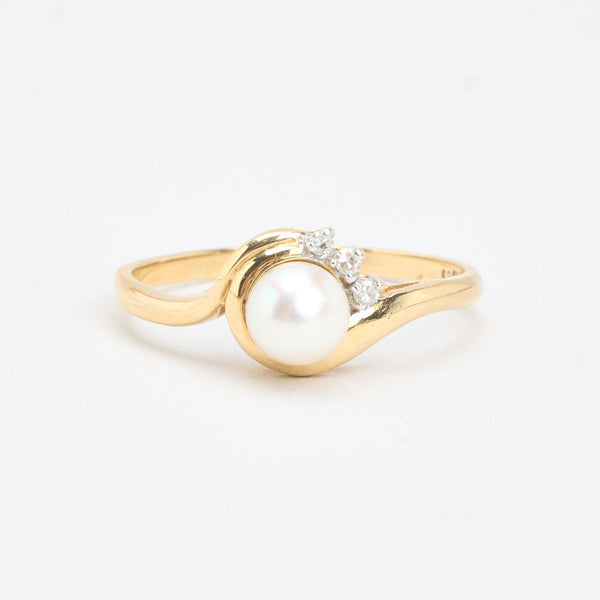 Perlering i 14K guld med diamanter (0,03 ct), str 57