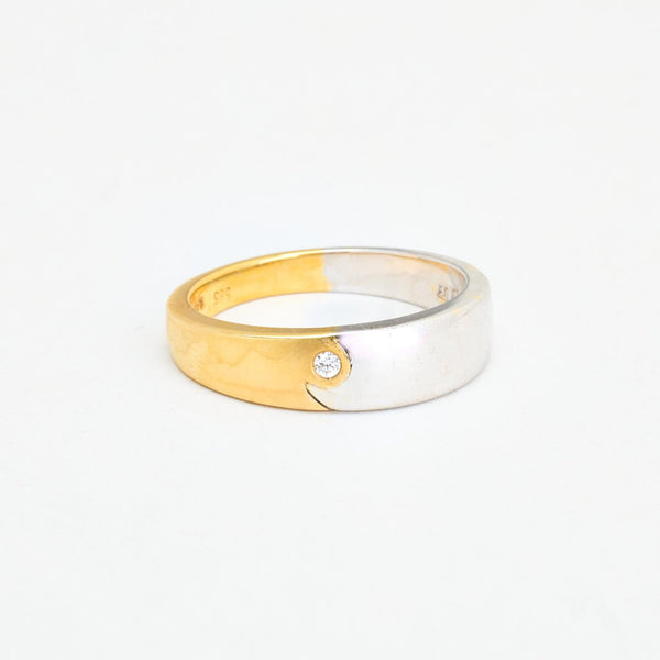 Gypsyring i 14K guld og hvidguld med en hvid zirkonia, str 58