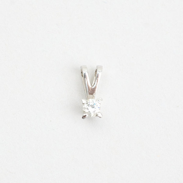 Solitaire vedhæng i 14K hvidguld med en diamant (0,06 ct), 0,8 cm, 0,17 g