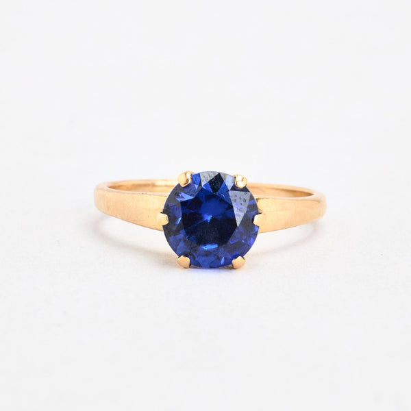 Cocktail ring i 14K guld med en blå sten, str 55
