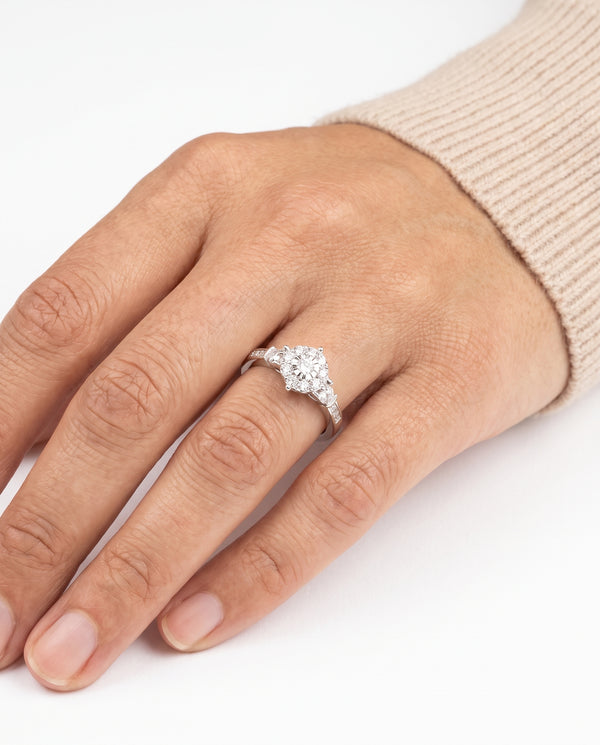 Illusion ring i 18K hvidguld med en diamanter (0,54 ct), str 55