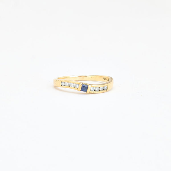 Buet alliance solitaire ring i 18K guld med 5 diamanter (0,04 ct) og en blå sten, str 54