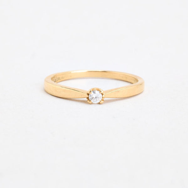 Klassisk solitairering i 14K guld med en diamant (0,06 ct), str 51