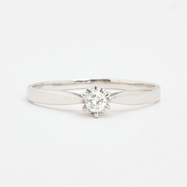 Klassisk Solitairering i 14K hvidguld med en diamant (0,13 ct), str 60