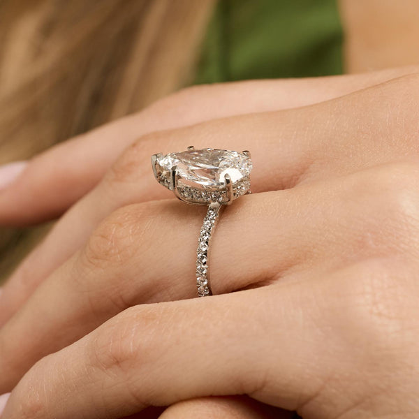 Dråbeformet alliance solitairering med labgrown diamanter (4.58 ct) i platin str. 54