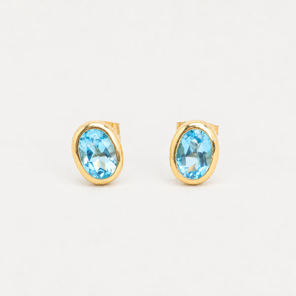 Oval solitaire øreringe i 14K guld med blå sten, 0,7 cm