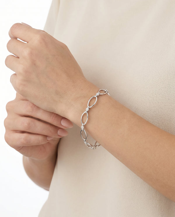 Oval link armbånd i 14K hvidguld med diamanter (0,04 ct), 18 cm