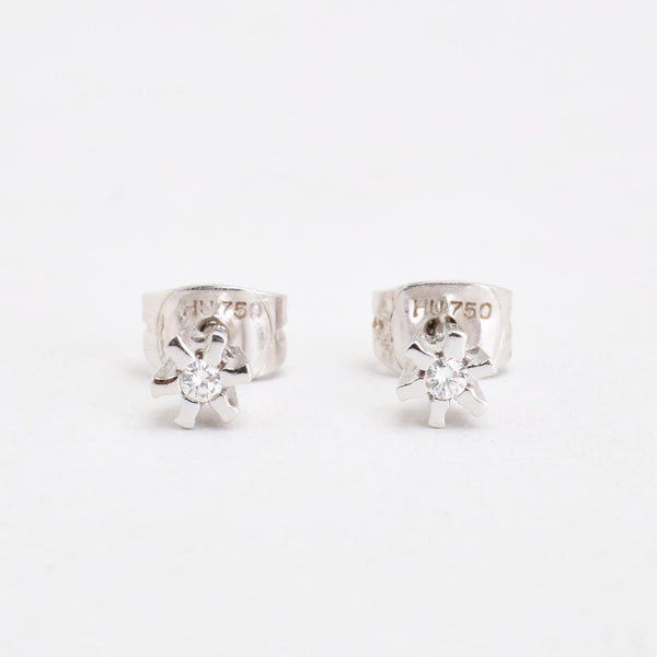Klassisk solitaire øreringe i 18K guld med 2 diamanter (0,04 ct), 0,4 cm