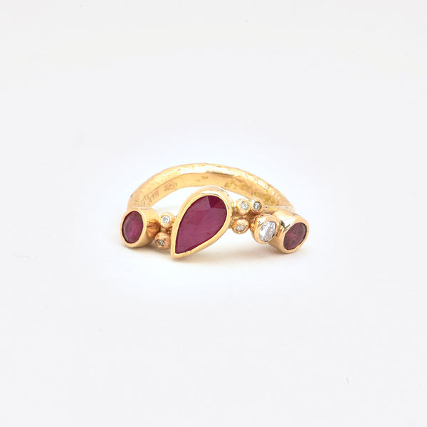 Organisk Clusterring i 14K guld med rubiner og diamanter (0,12 ct), Str. 54