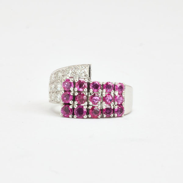 Pavé crossoverring i 14K hvidguld med diamanter (0,43 ct) og rubiner (0,75 ct), str 53