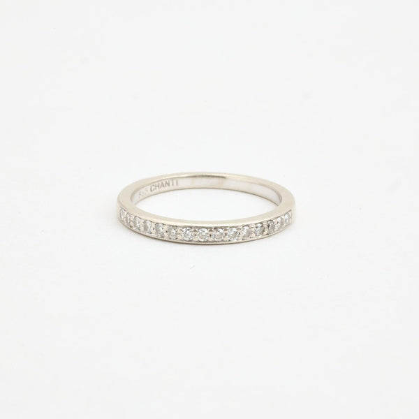 Alliancering i 14K hvidguld med 15 diamanter (0,16 ct), str 51