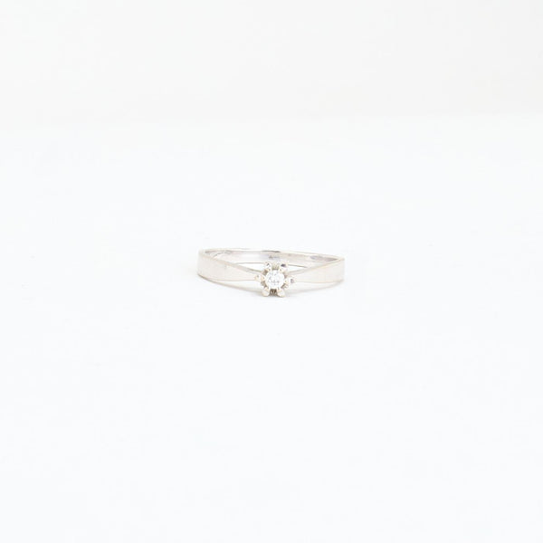 Klassisk solitairering i 14K hvidguld med en diamant (0,06 ct), str 55