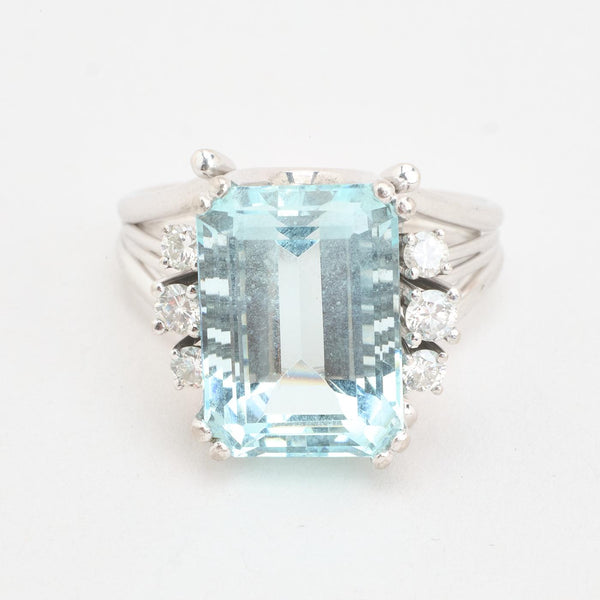 Cocktail ring i 18K hvidguld med 6 diamanter (0,19 ct) og en blå sten, str 50