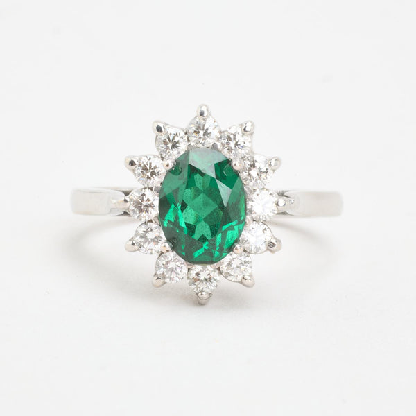 Klassisk rosetring i 14K hvidguld med en grøn smaragd og diamanter (0,60 ct), str 52