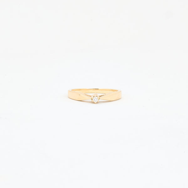 Klassisk solitairering i 14K guld med en diamant (0,03 ct), str 55