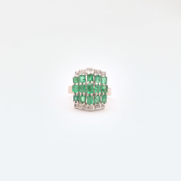 Clusterring i 14K hvidguld med smaragder og 16 diamanter (0,16 ct), str. 57