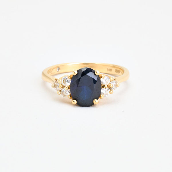 Clusterring i 14K guld med en syntetisk safir og zirkonia, str 57