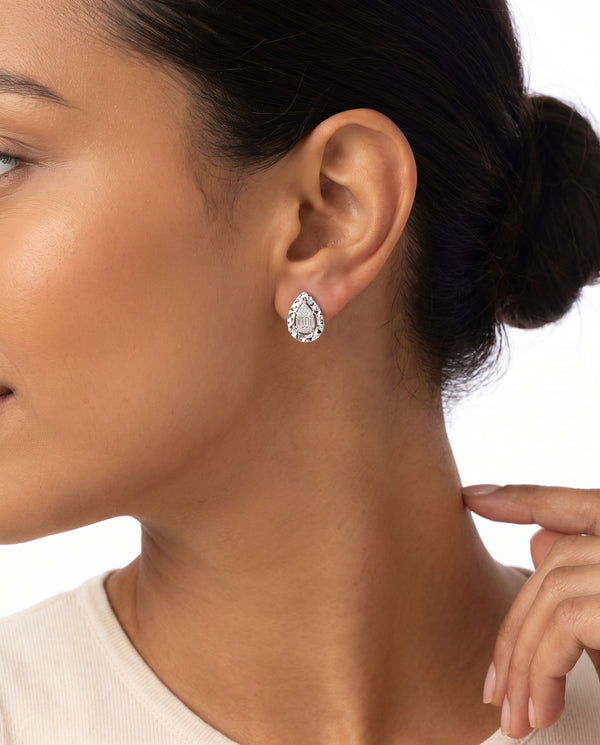 Dråbeformet illusion ørestikker i 8K hvidguld med diamanter (0,16 ct), 1,1 cm