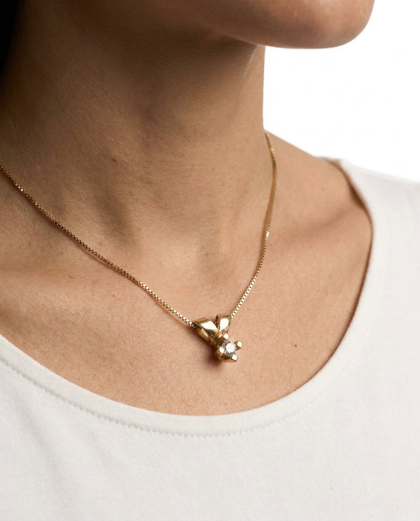 Klassisk solitaire vedhæng i 8K guld med en diamant (0,06 ct), 0,9 cm