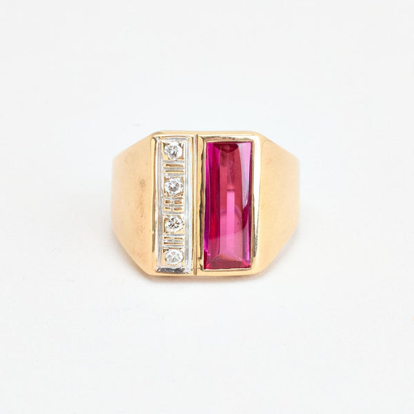 Moderne signetring i 9K guld og hvidguld med diamanter (0,04 ct) og syntetisk safir, str 55